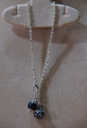 1) Bracciale arg/perla nera/bottone sardo - 7 euro