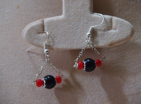 3) Orecchini catena arg/perline corallo/perla nera  - 7 euro