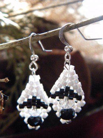 19) Orecchini perline miyuki 10/0 bianco/nero - 7 euro